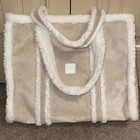 トートバッグ [Alo Yoga] Winterfun Tote Bag Winterfun Tote Bag - Black/Ivory | Alo Yoga